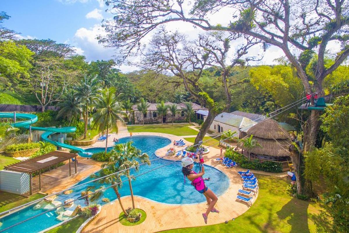 uma mulher pulando em uma piscina de um resort