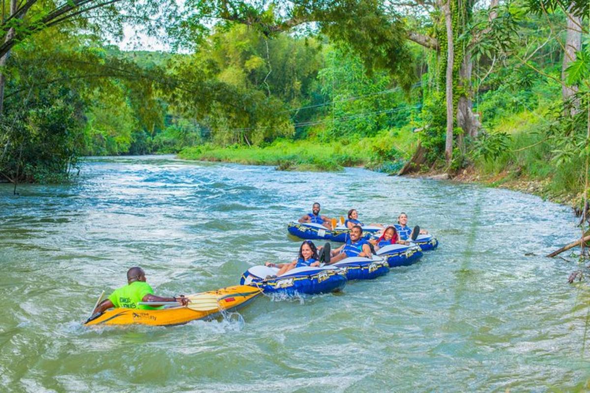 Un grupo de personas que navegan en balsas por un río.