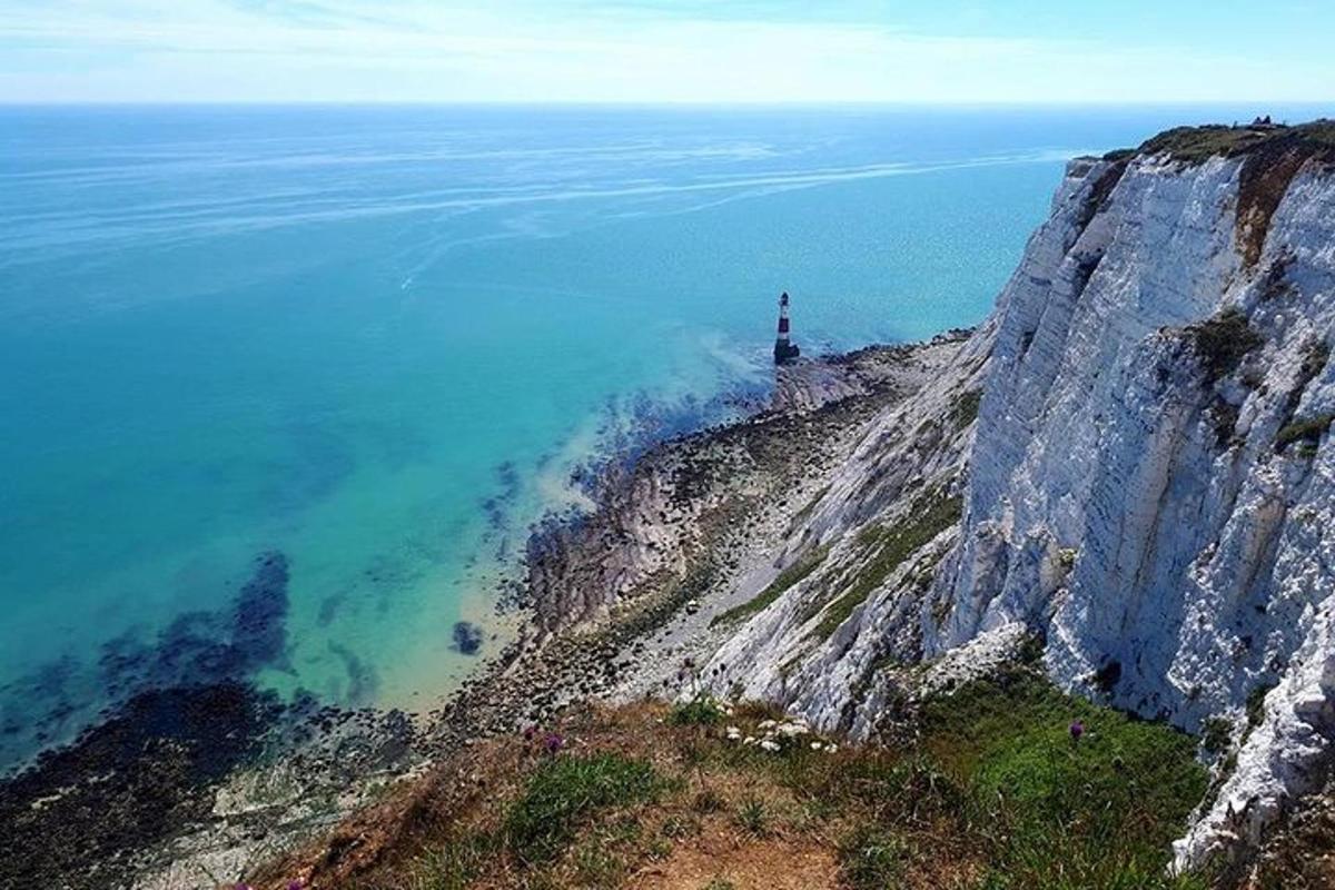 un faro sul bordo di una scogliera vicino all'oceano