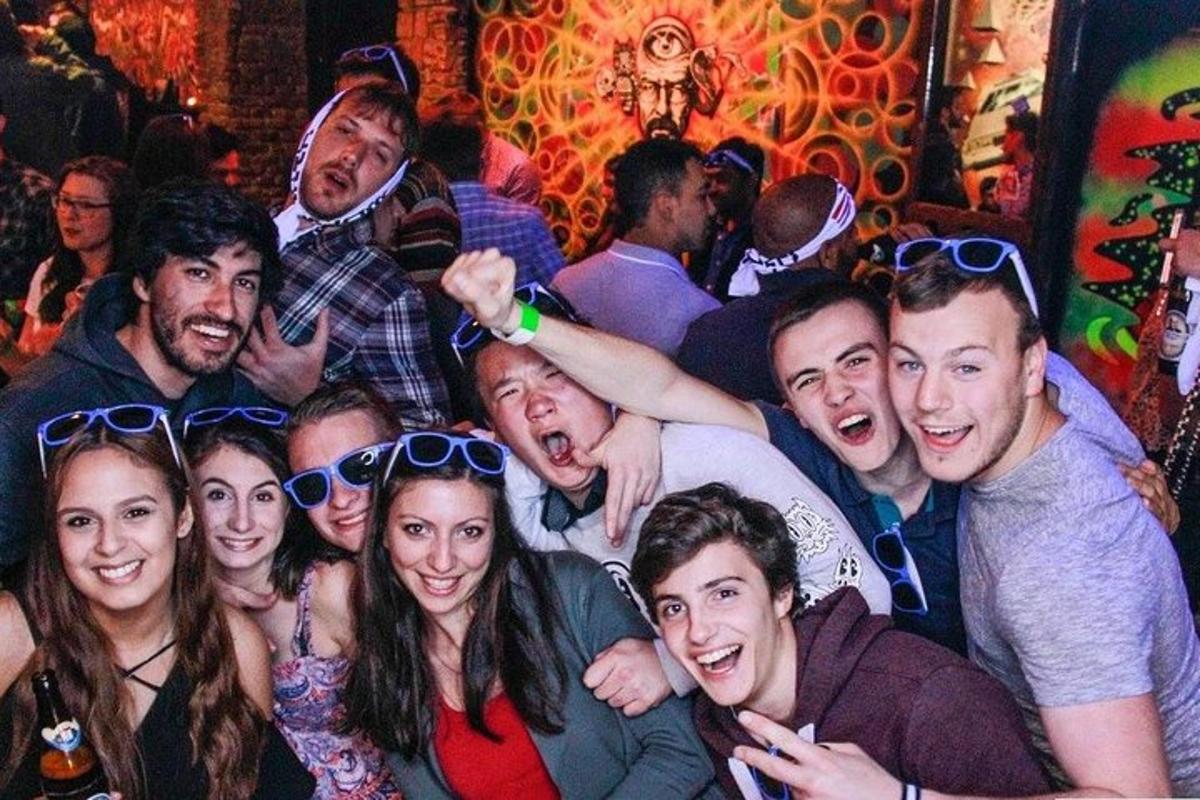 skupina ľudí pózujúcich na fotke na párty
