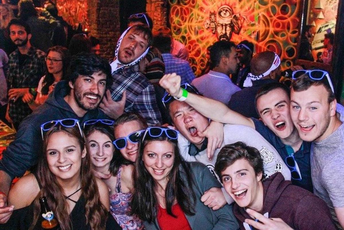 grupp inimesi, kes poseerivad peol pildi jaoks