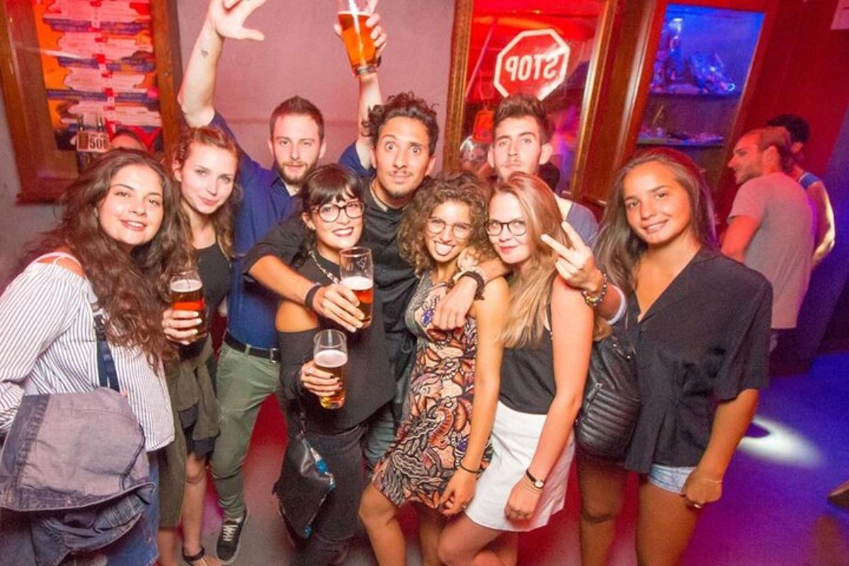 grupa ludzi pozująca do zdjęcia na imprezie
