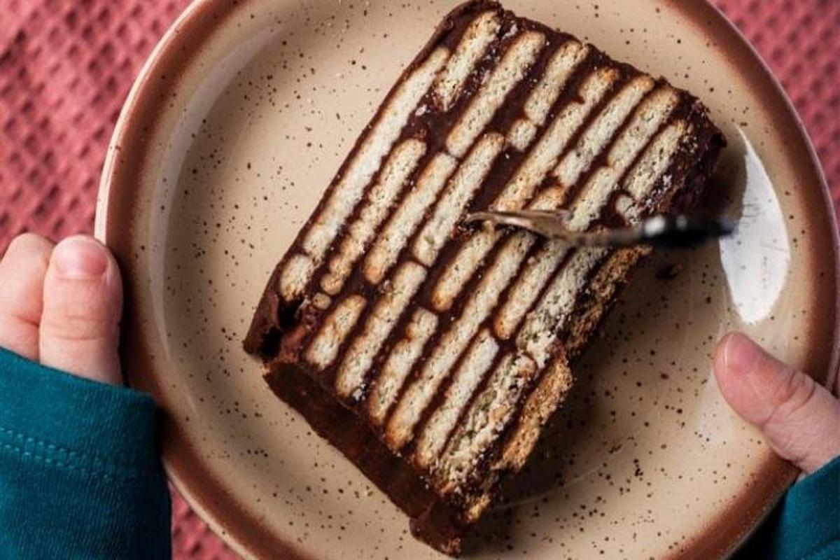 sepotong kue di piring dengan garpu