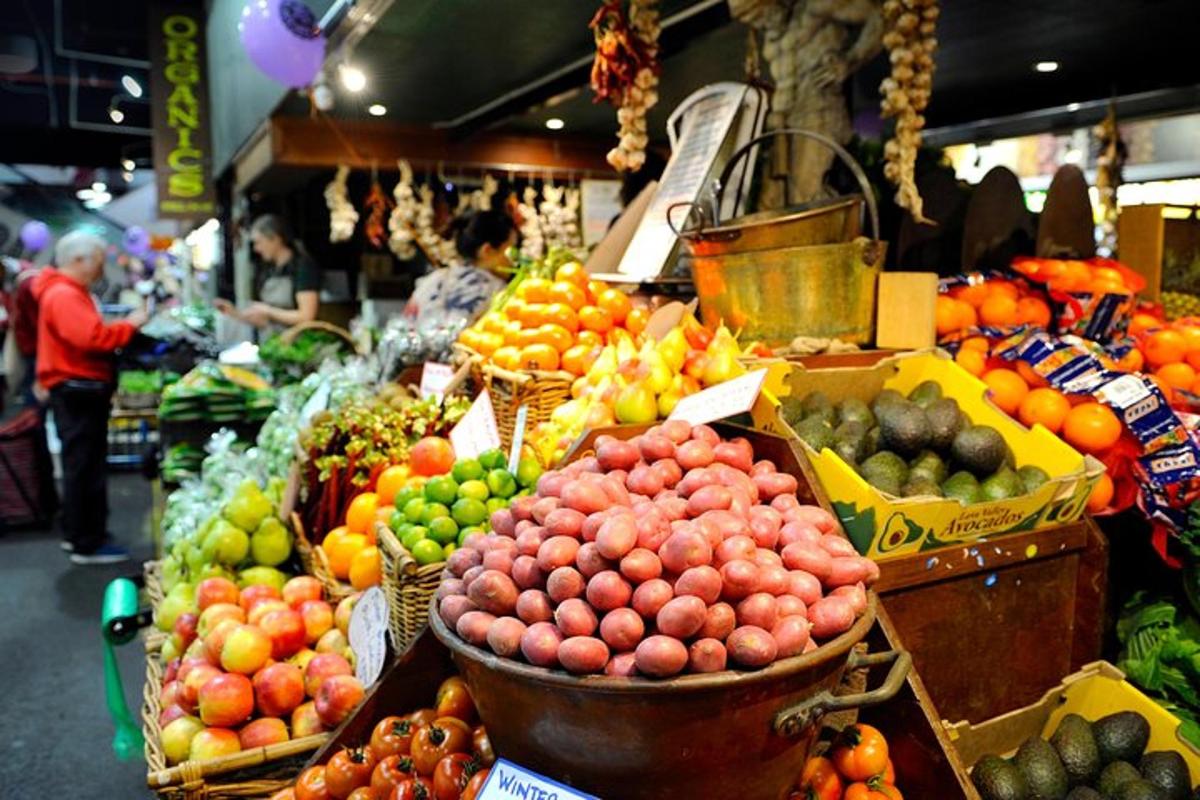o piață plină cu o mulțime de fructe și legume