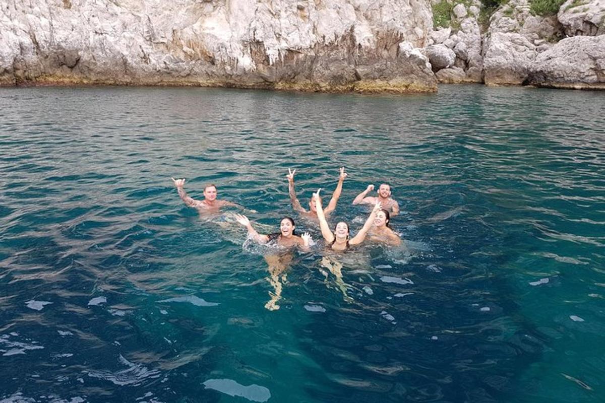 sekelompok orang yang sedang berenang di air