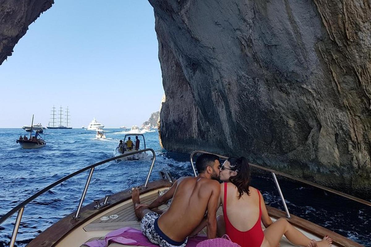 egy férfi és egy nő ül egy csónakban a vízben