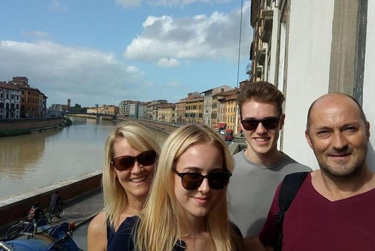 un grup de oameni care stau lângă un râu