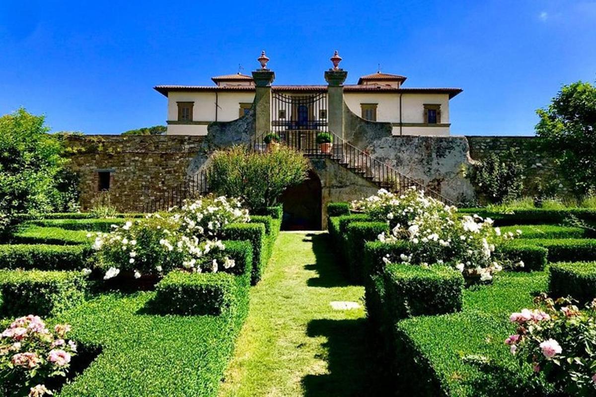 una casa con un giardino con cespugli e fiori