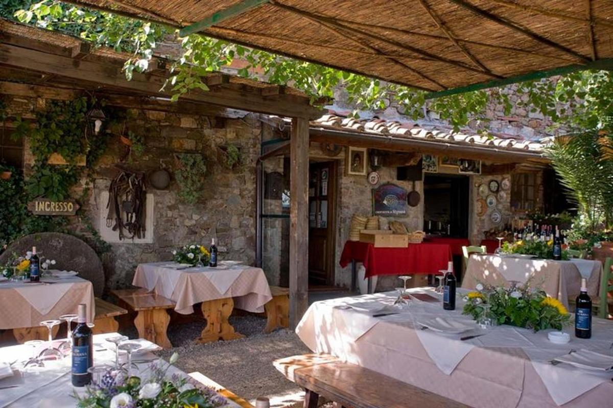 un ristorante con due tavoli e un muro di pietra
