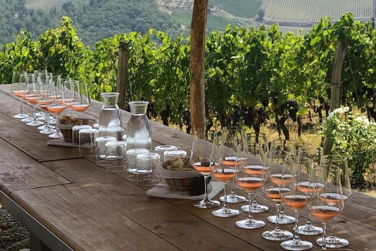 un mazzo di bicchieri da vino appoggiati su un tavolo di legno