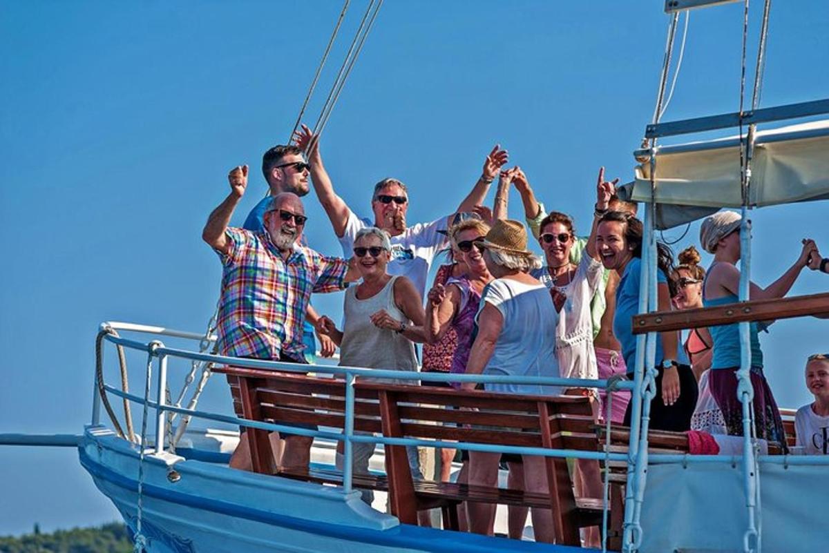 un gruppo di persone in barca