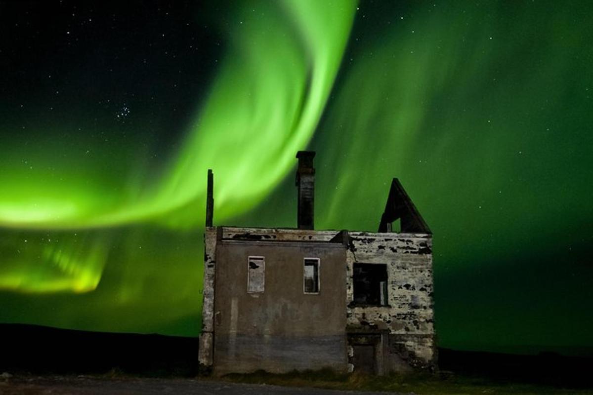 Un edificio antiguo con la aurora en el cielo.