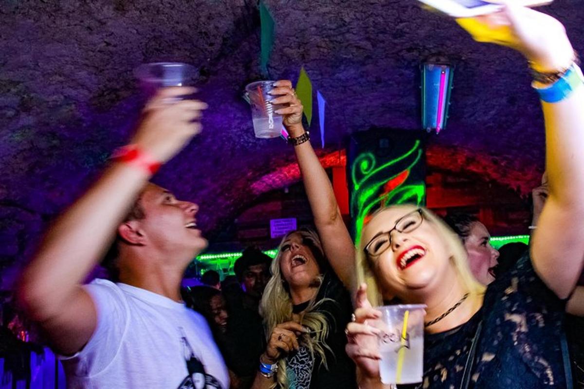 skupina lidí držících své nápoje na večírku