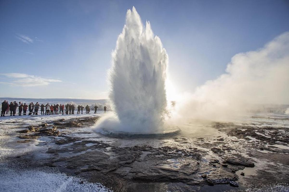 un geyser sta vomitando acqua su una spiaggia