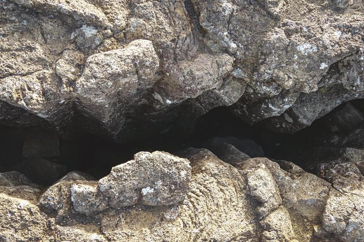 un montón de rocas con un agujero en el medio
