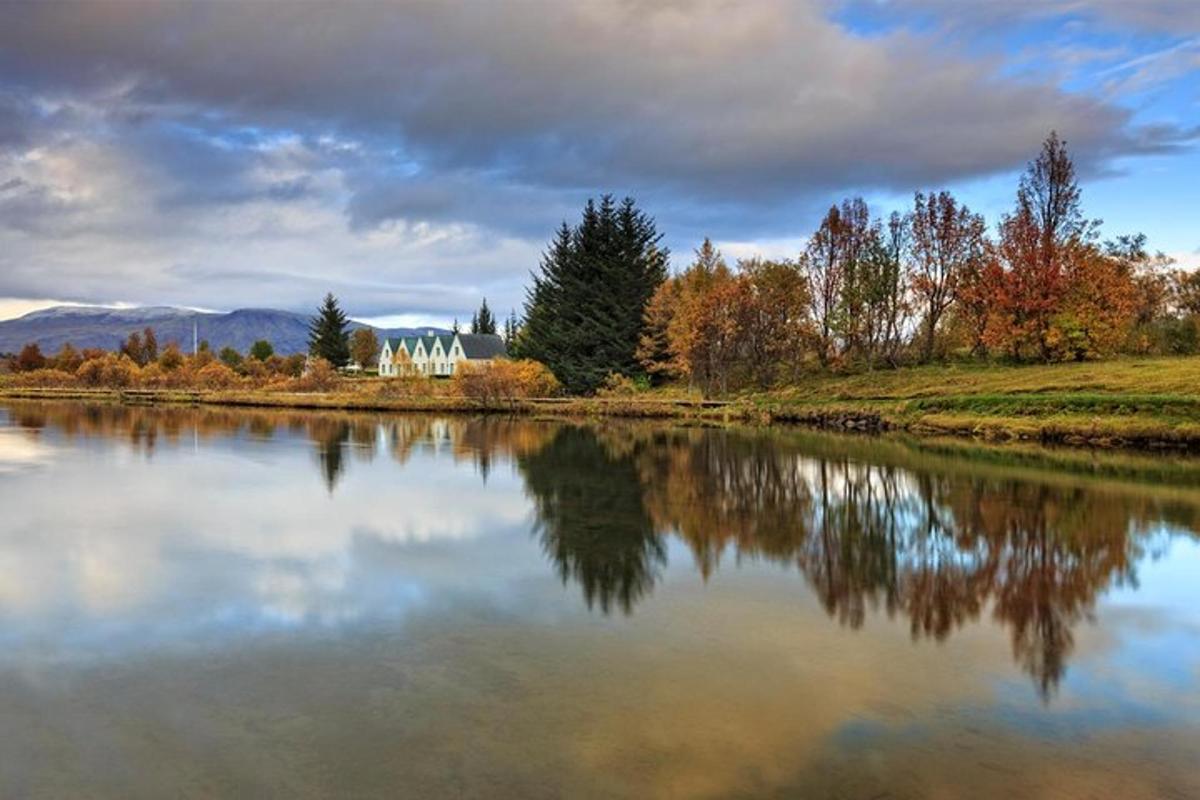un grande specchio d'acqua con una casa sullo sfondo