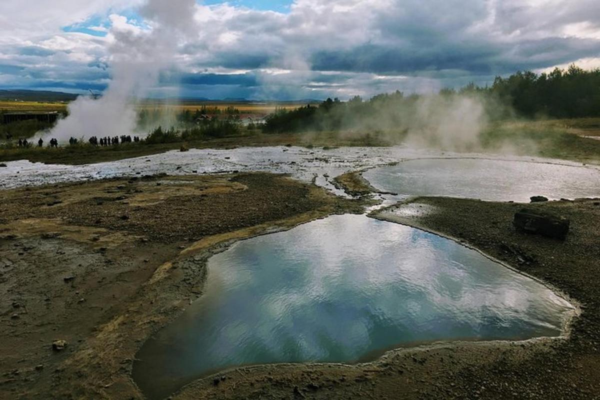 Поглед из ваздуха на гејзир са базеном воде