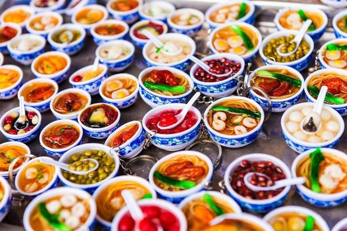 sekumpulan mangkuk berisi pelbagai jenis makanan