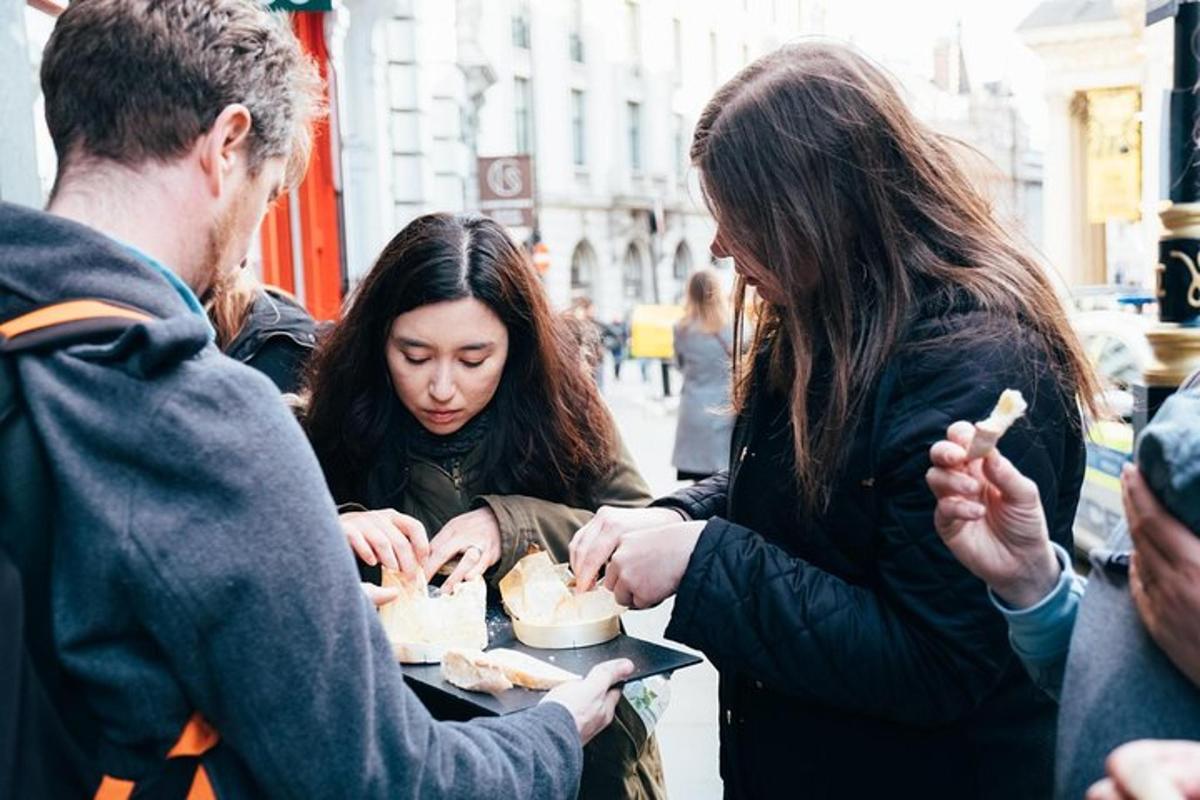 grupp inimesi, kes söövad tänaval toitu