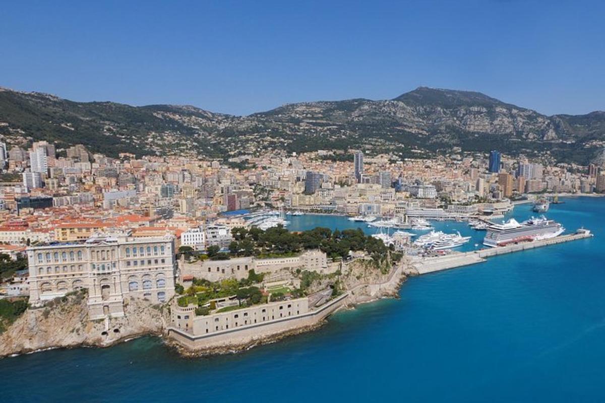 μια εναέρια άποψη μιας πόλης στο νερό