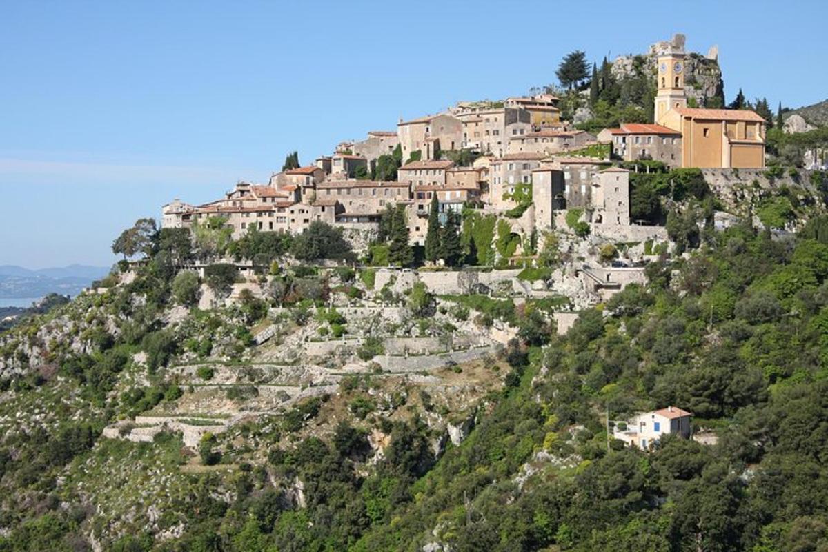 un villaggio in cima a una montagna
