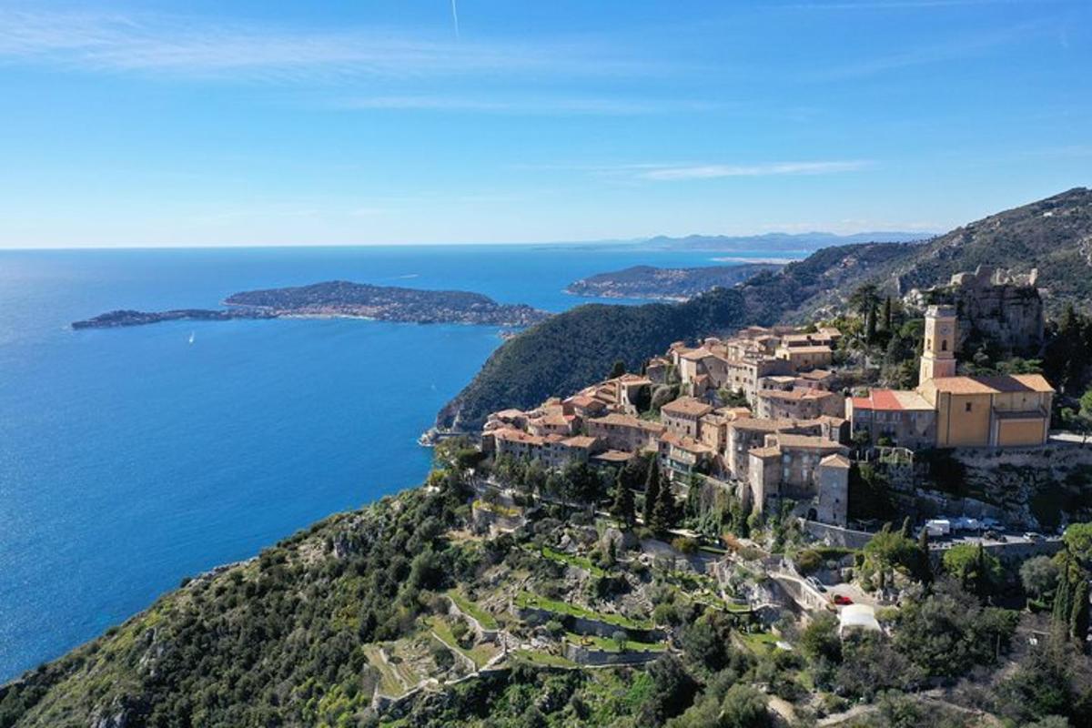 un villaggio su una collina vicino all'acqua