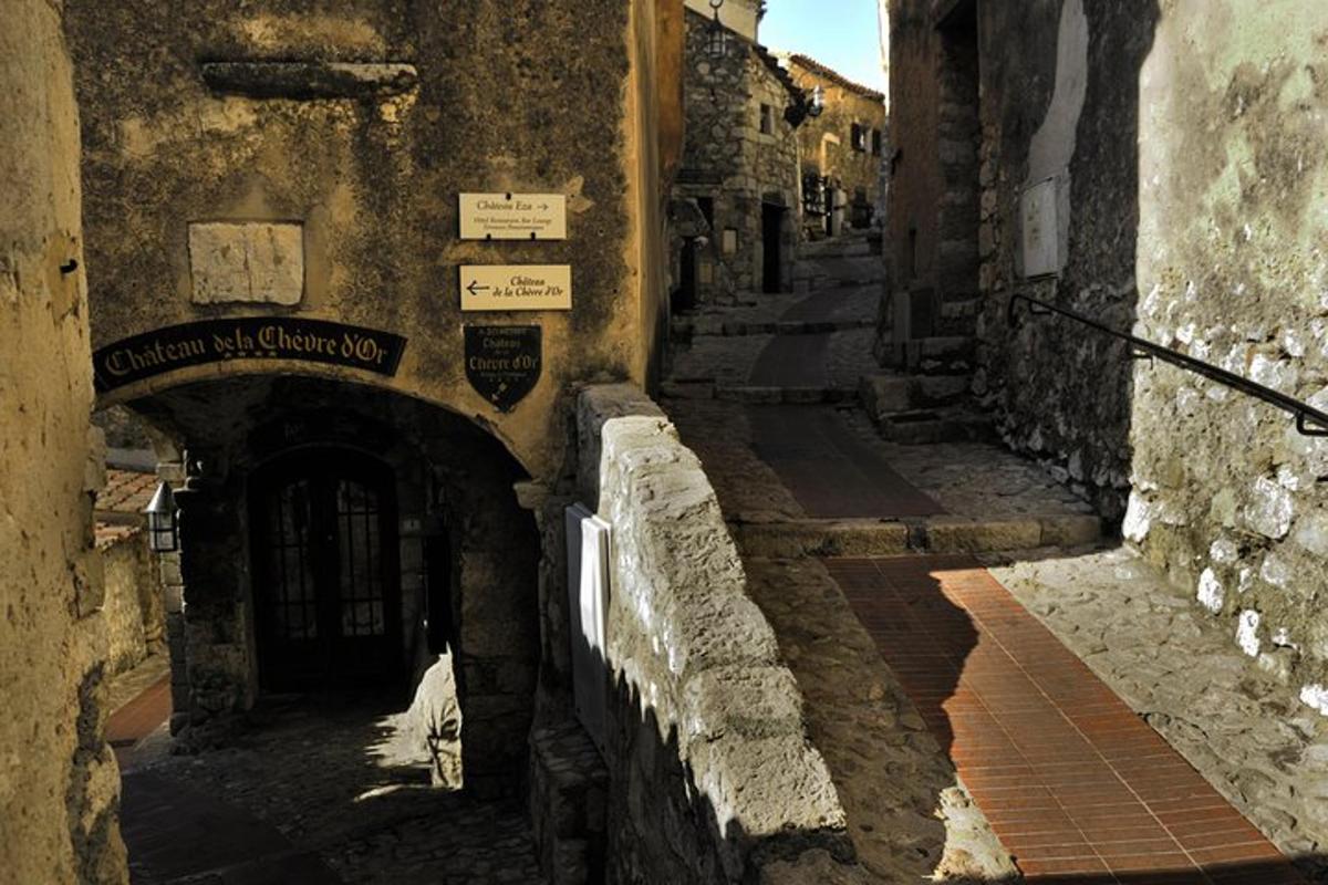 un vicolo con un arco in un vecchio edificio