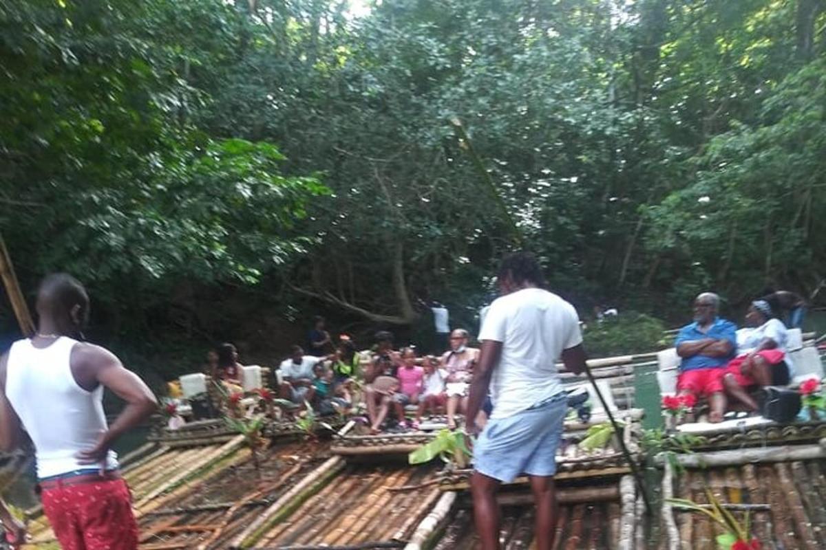 um grupo de pessoas em pé em uma ponte