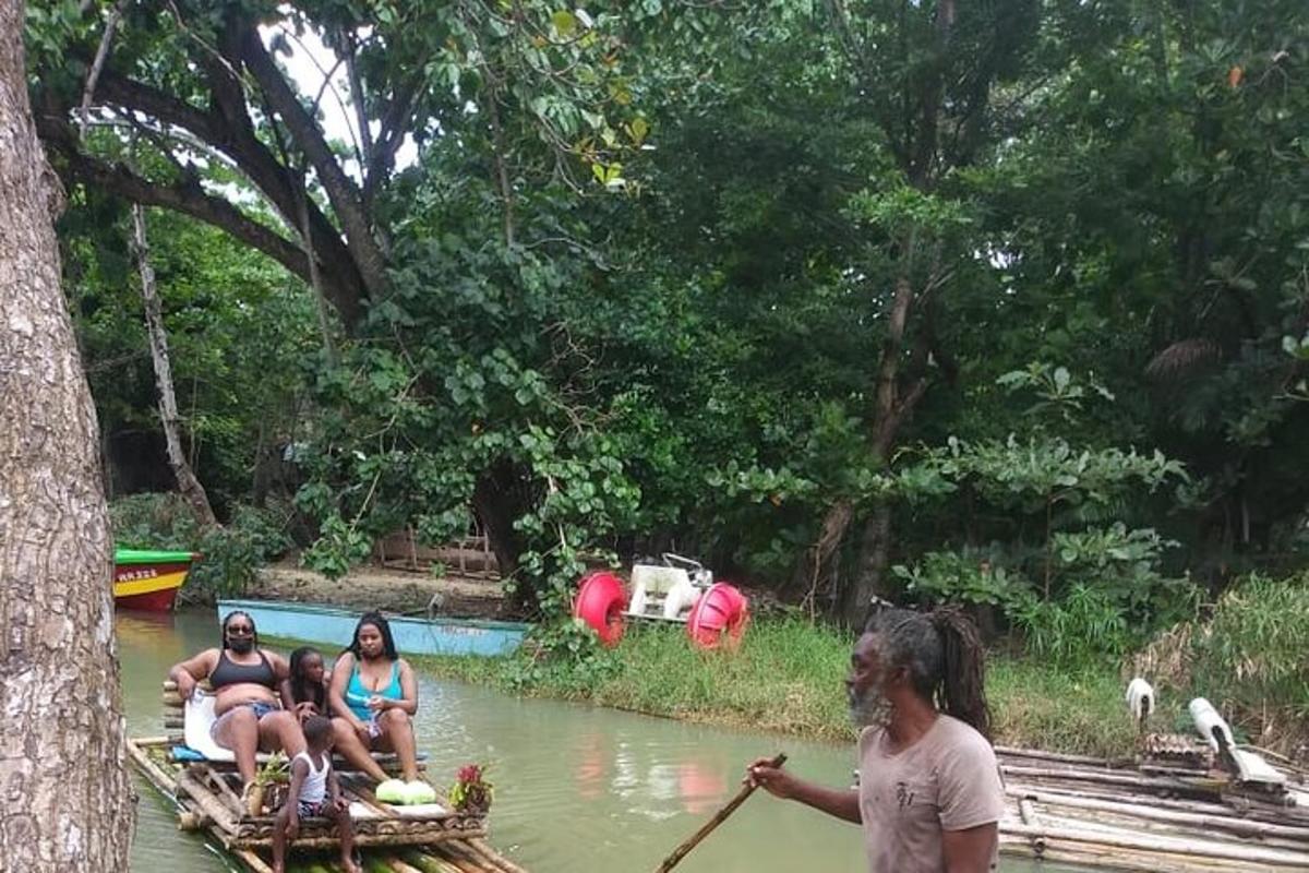 un grup de oameni care călătoresc într-o barcă pe apă