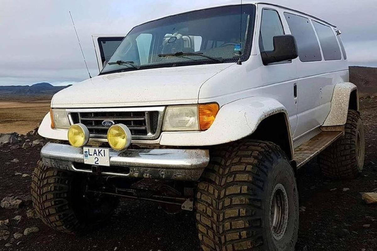un camion bianco parcheggiato in un campo sterrato