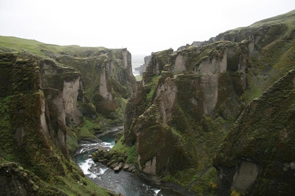 una vista di un fiume in un canyon roccioso