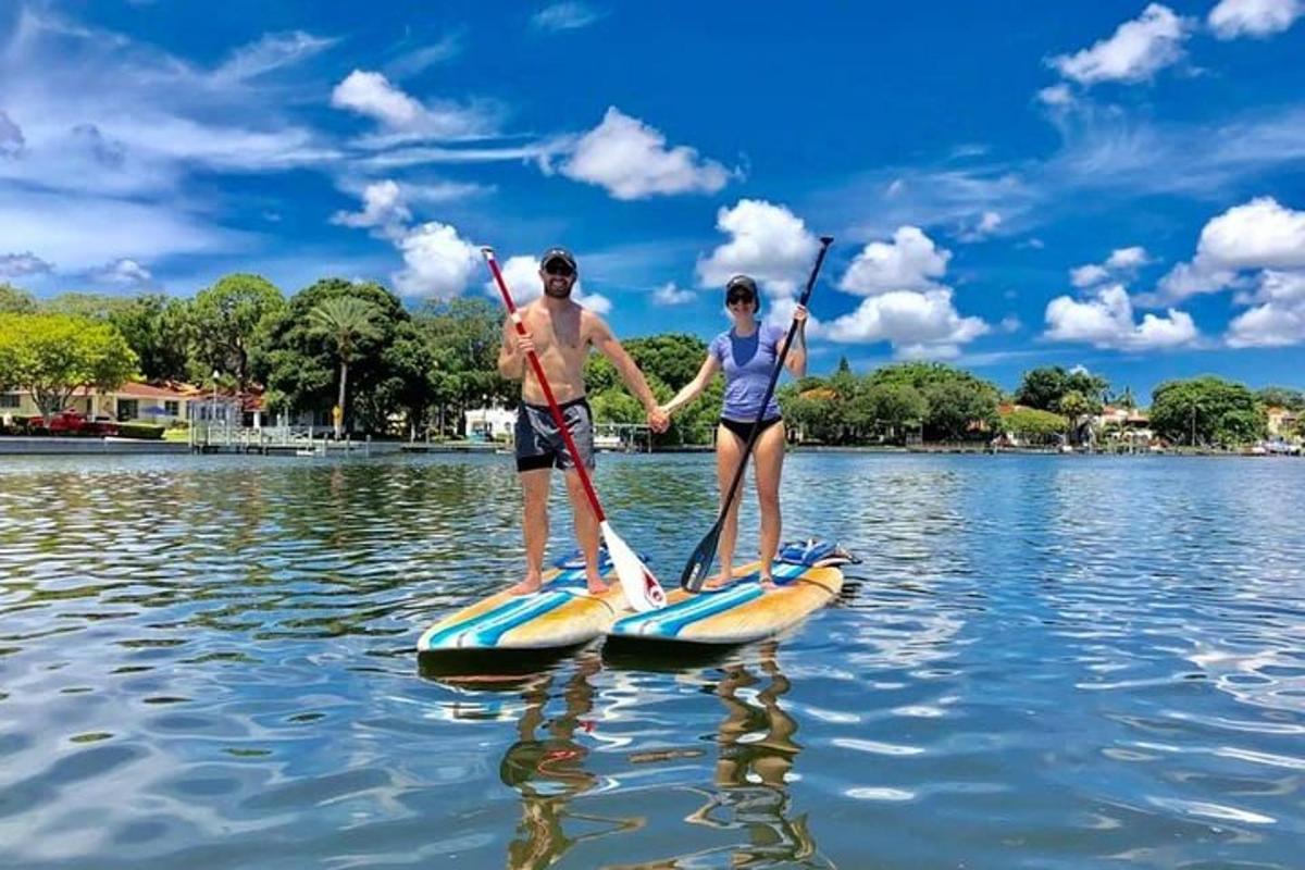 muž a žena na paddleboardech na vodě