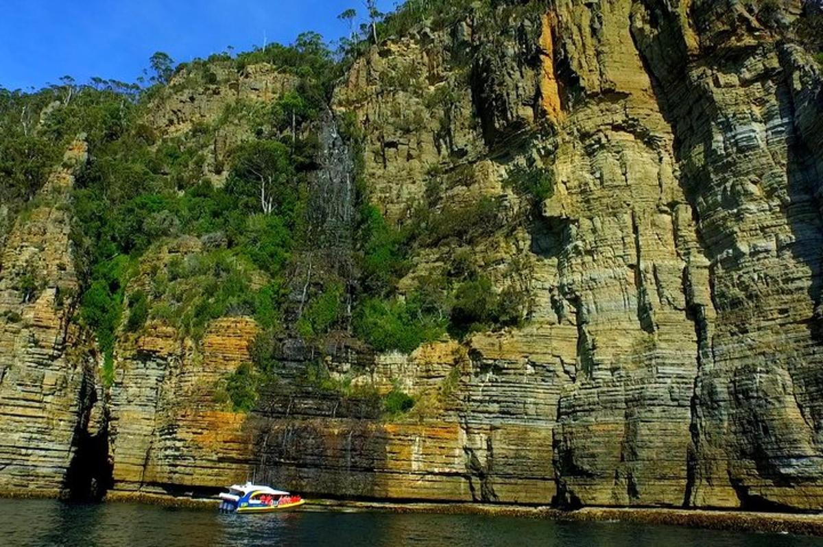 una barca sull'acqua di fronte a una montagna