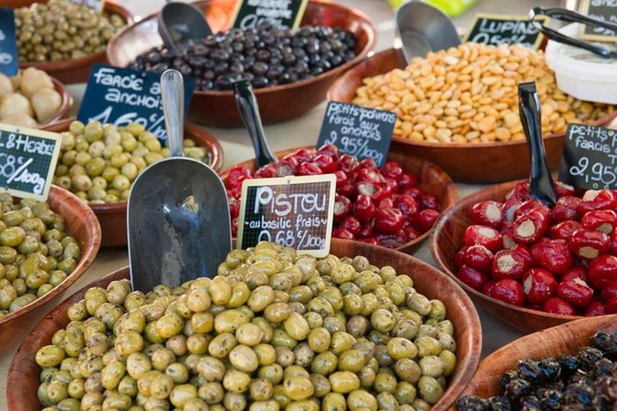 una mostra di diversi tipi di frutta e verdura