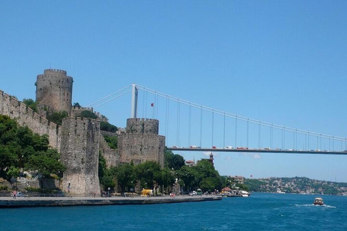 eine Brücke über das Wasser neben einer Burg