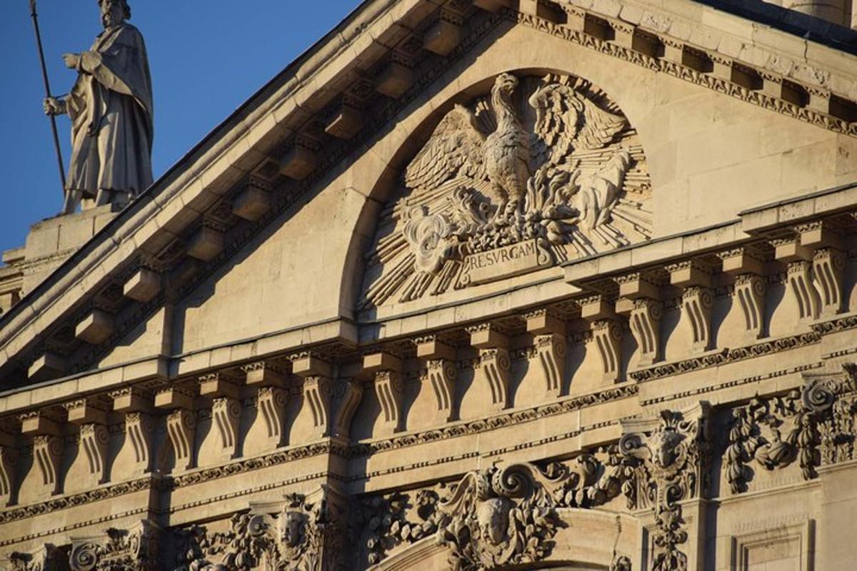 un edificio con una statua in cima