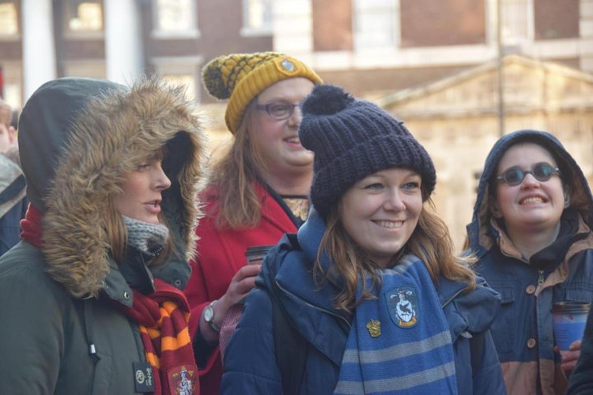 un gruppo di persone in piedi una accanto all'altra