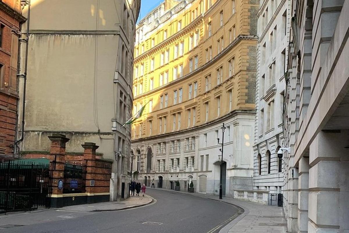 una strada vuota in una città con edifici alti