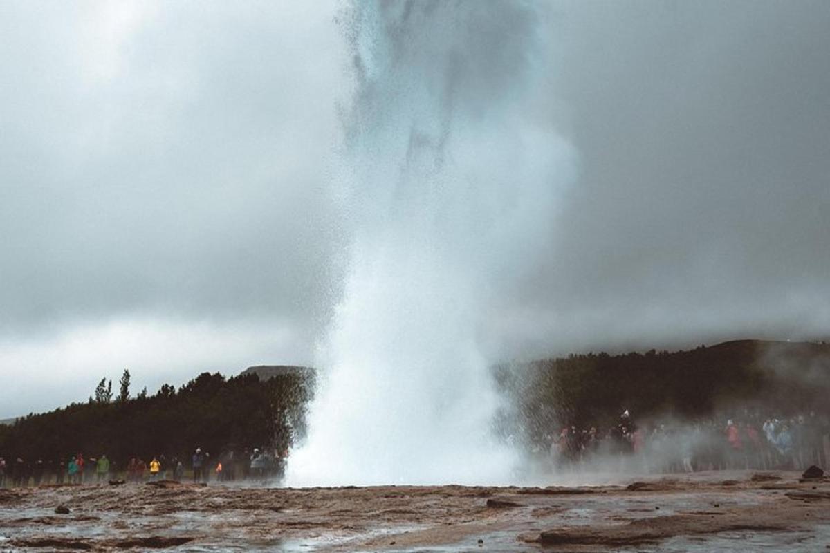geysir syöksee vettä ilmaan