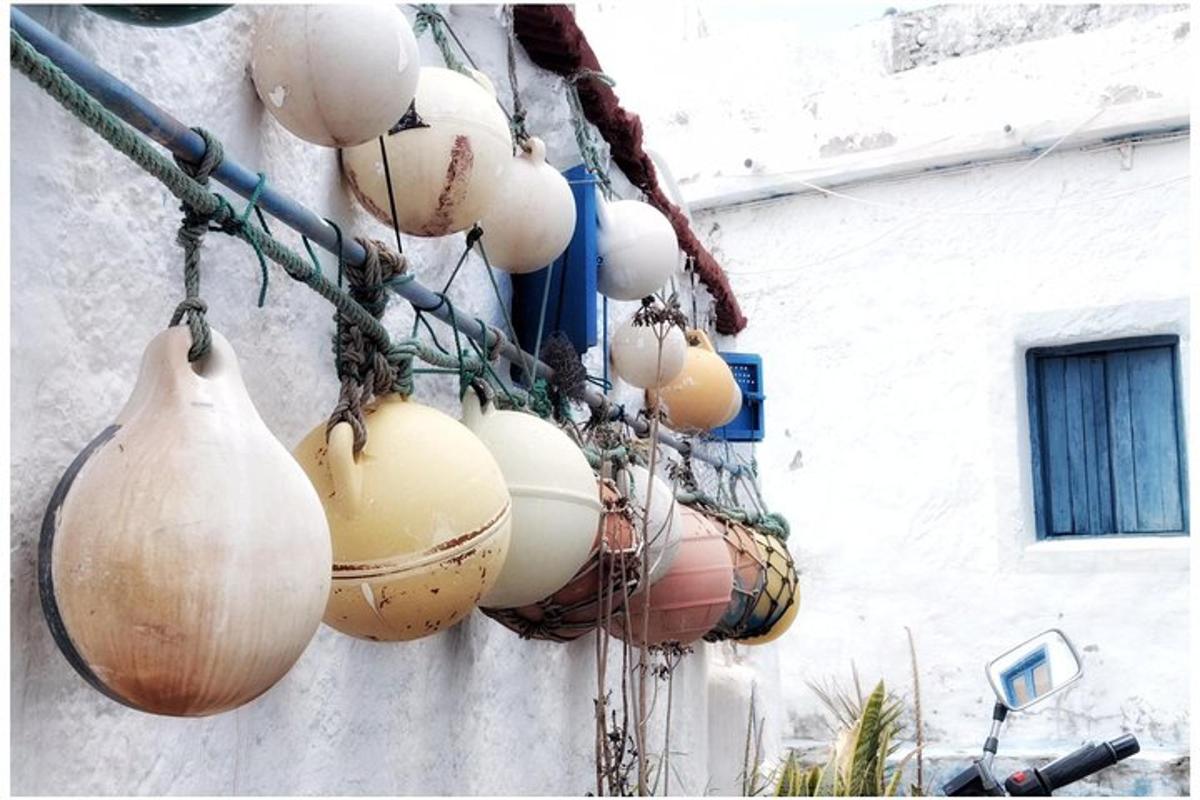 một bó hành tây treo trên tường của một tòa nhà