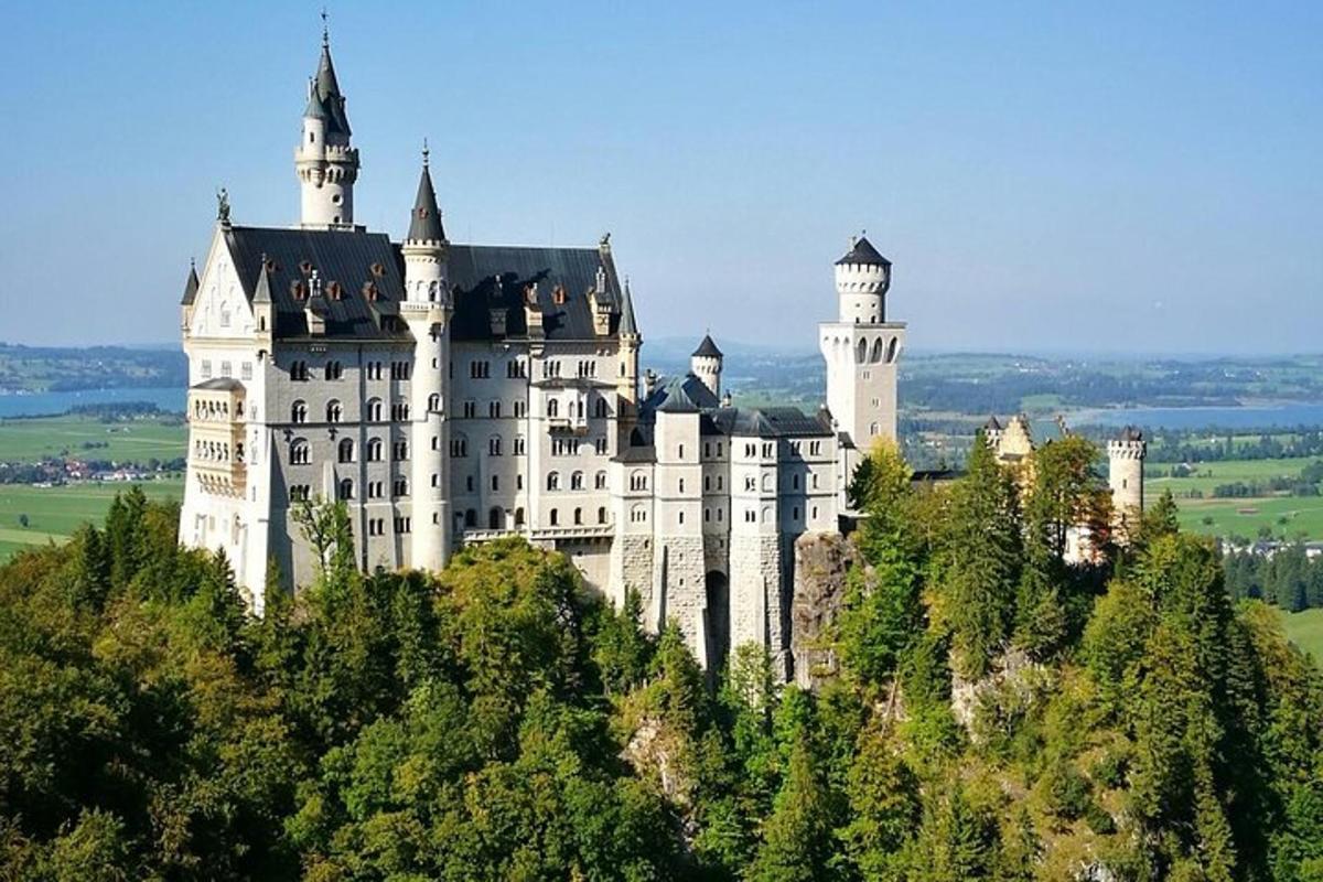 un castillo en la cima de una colina con árboles