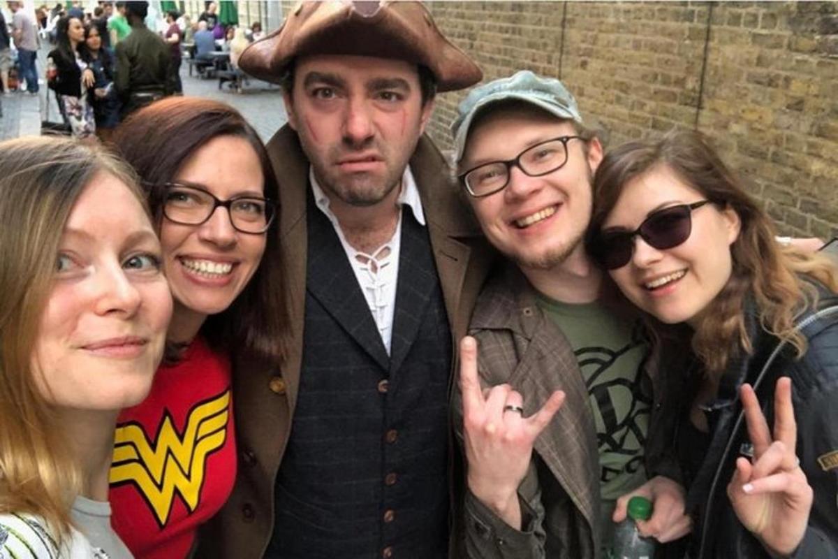 un grup de persones posant per a una foto