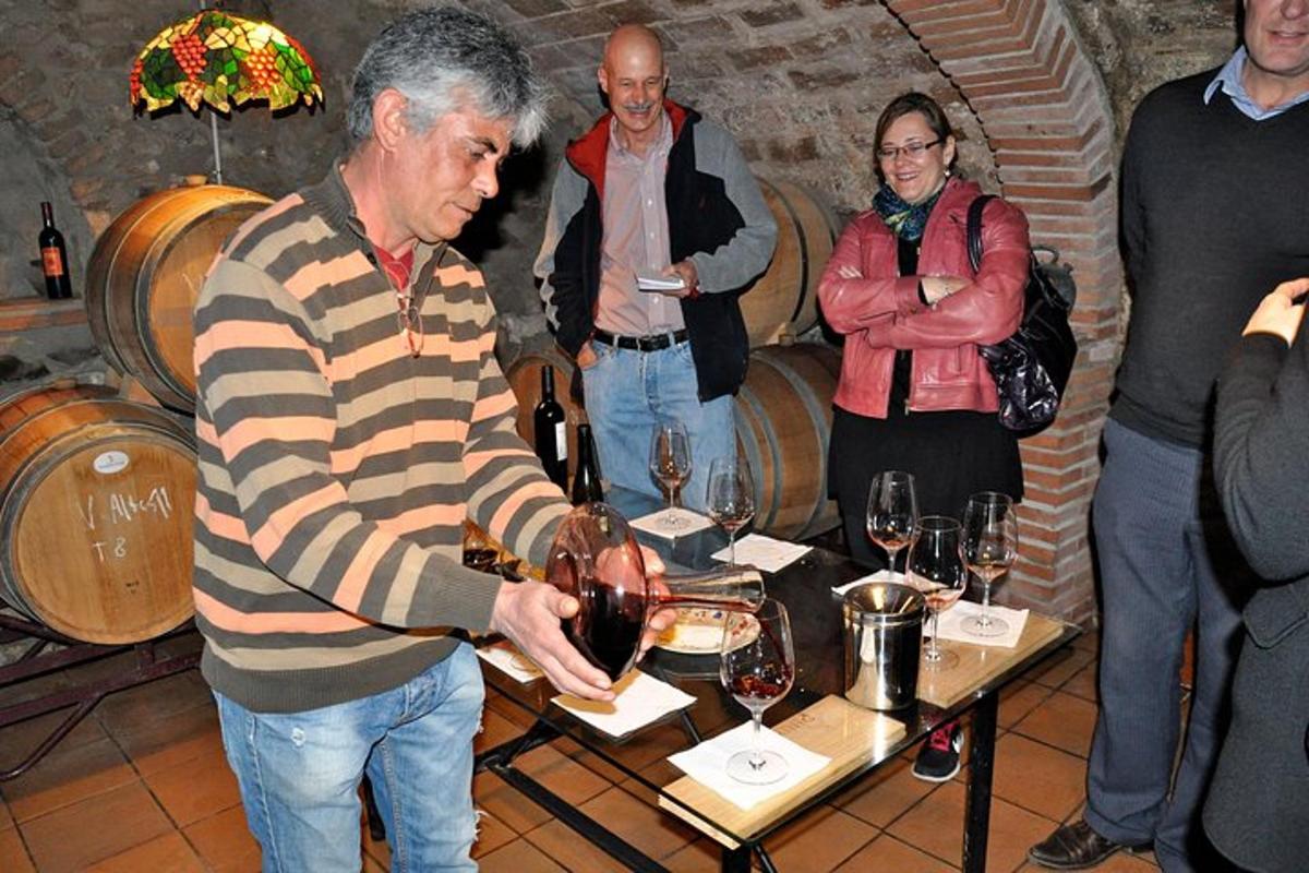 um homem despejando uma taça de vinho em uma mesa