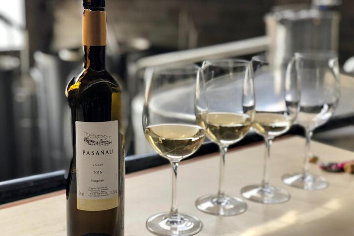 uma garrafa de vinho ao lado de quatro taças de vinho