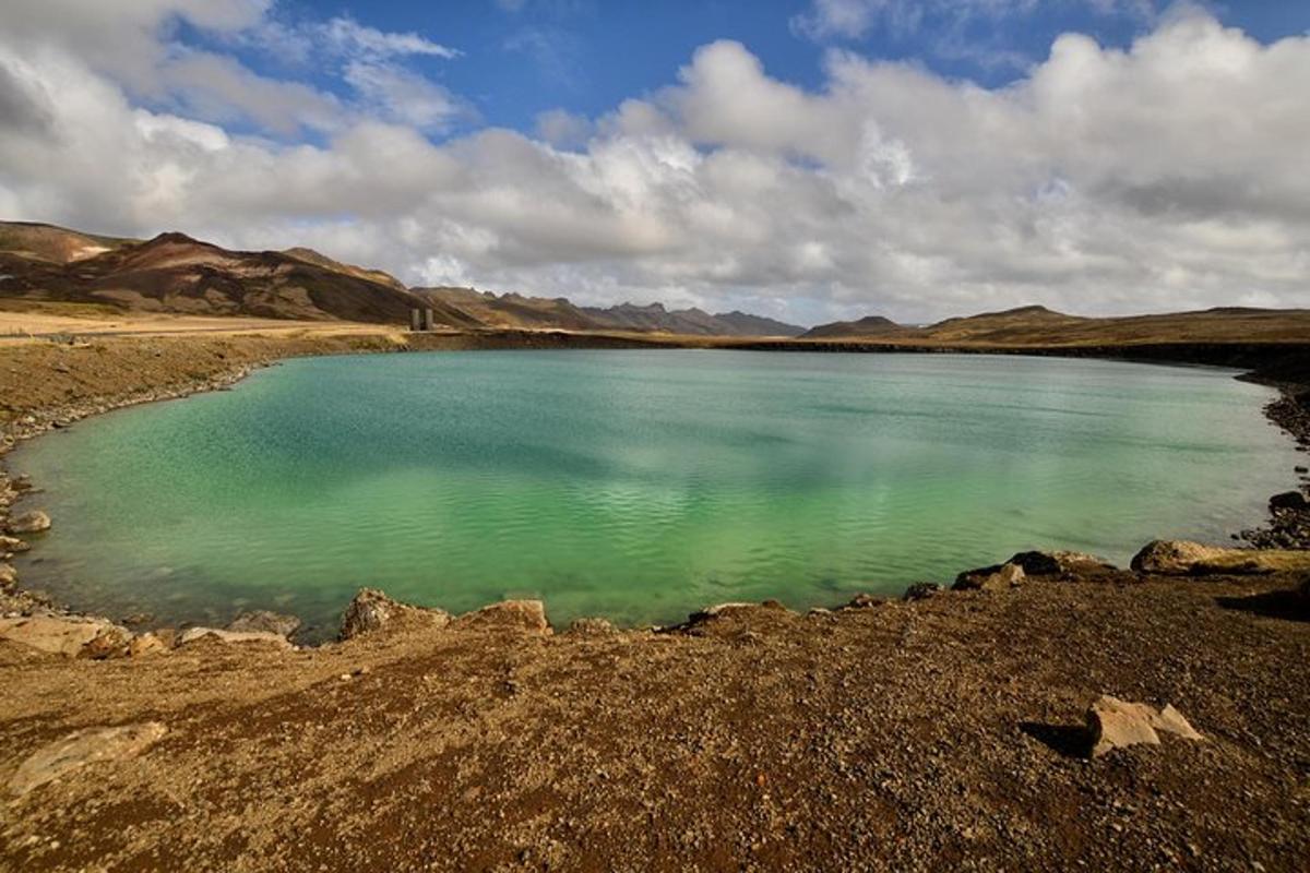 una grande distesa d'acqua nel mezzo di un deserto