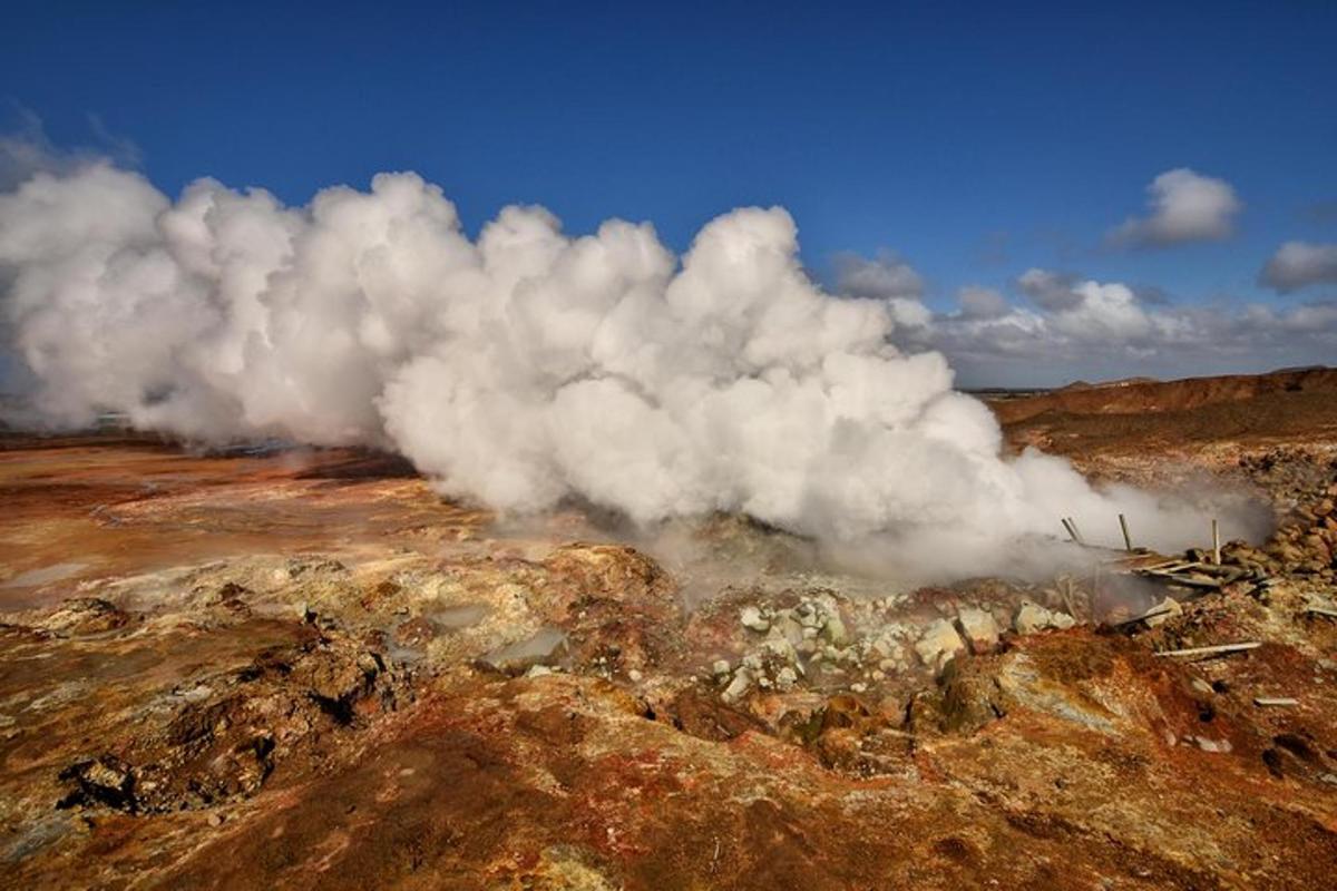 una pila di vapore che esce da un geyser