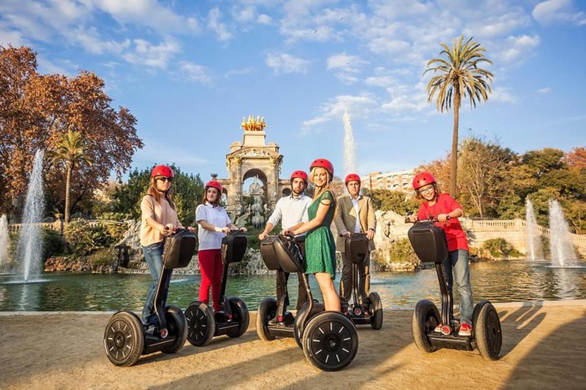 egy csoport ember segwayez egy szökőkút előtt