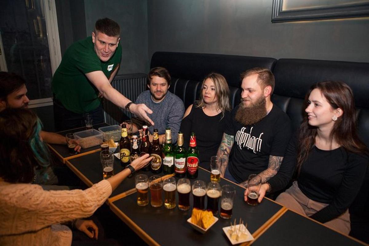 grupp inimesi istub laua ümber jookidega