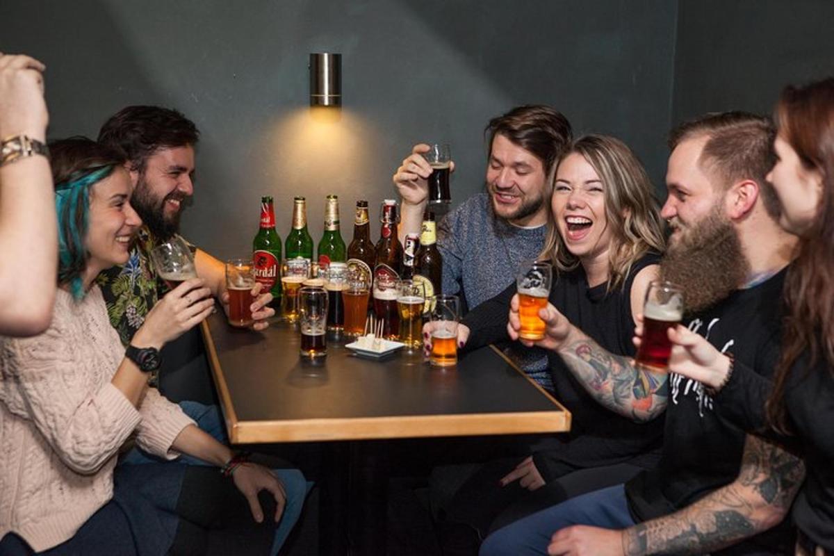 grupp inimesi istub laua ümber jookidega