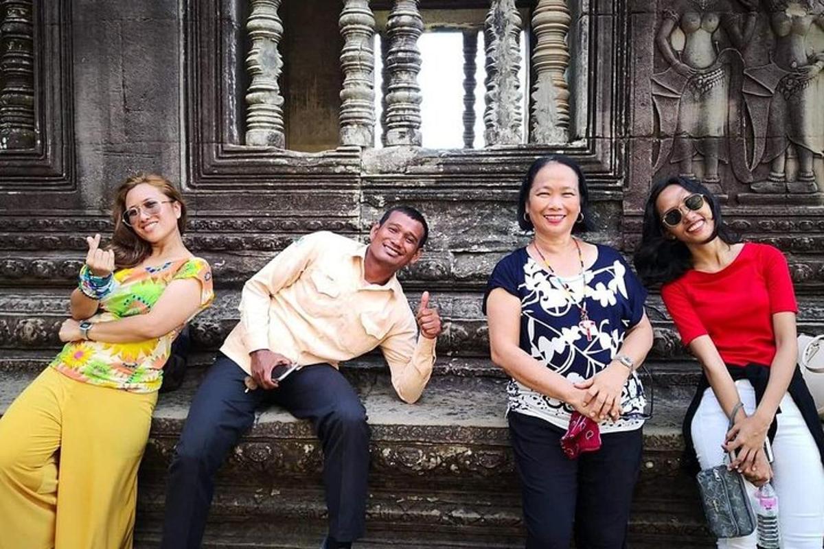 Un grupo de personas posando frente a un edificio.